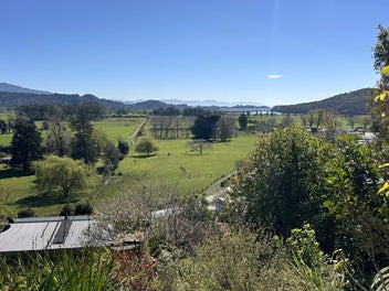SUNNY, GORGEOUS GARDENS