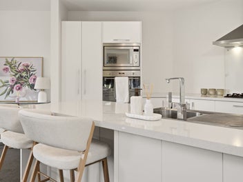 Modern, Sun-Powered Family Living in Parklands!