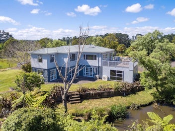 Country Views Meet City Convenience in Kumeu