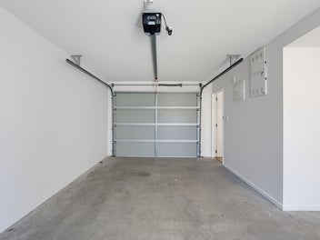 Connected FREEHOLD Living- Room to Unwind + GARAGE