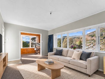 Freehold and easy access to town