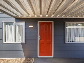 Low maintenance in a convenient location!