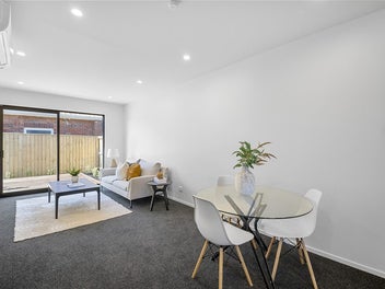 Single-Level Modern Living with Car Park