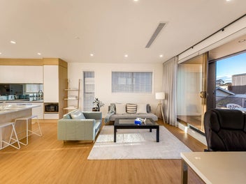 Luxury Living – Nearly New & Beautifully Presented