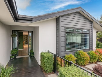 Immaculate presentation inside & out, just move in