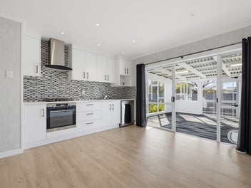 Tidy, Warm & Easy-Care Living!