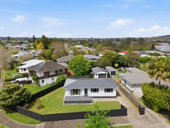 Mid-Century Cool with Garden & Garage