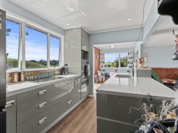 Vast Views, Total Privacy, Quality Modern Living