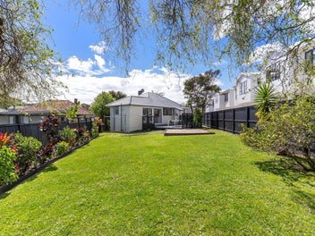 Glen Innes Heights Standout: Polished Gem on 710m²