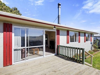 Sunny, Private & Ready to Enjoy in Kelson!