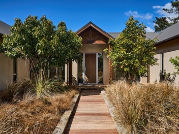 DREAM LIFESTYLE - JUST MINUTES TO CITY
