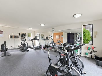 POOL, GYM & EASY LIVING