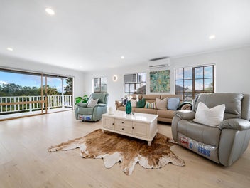 Sea & Reserve Views, All-Day Sun & Walk to School!