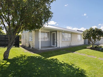 Spacious, Easy-care Living Close to Town