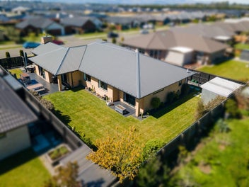 DESIGNED FOR STYLE, SUN AND PRIVACY