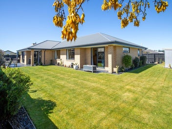 DESIGNED FOR STYLE, SUN AND PRIVACY