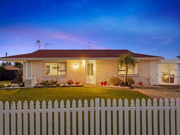 Sun, Lawn & Steps to the Sand - Orewa