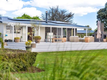 DELUXE LIVING – NORTH FACING DECKS –GARDEN SETTING