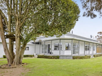 GARAGING, SPACE AND STYLE - THE COMPLETE PACKAGE