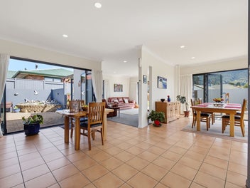 Light, Space & Entertaining in Pukehangi