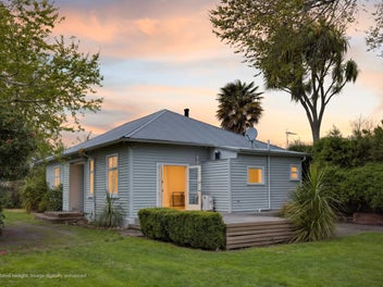 Character, Space & Modern Comfort - MRZ Zoning!