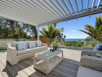 ARCHITECTURE ABOVE THE PACIFIC. OHOPE BEACH.