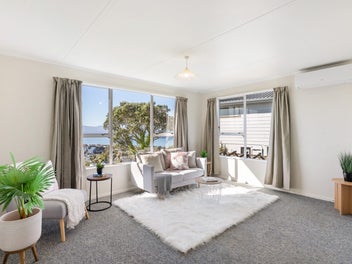 Three bedroom home with panoramic harbour views