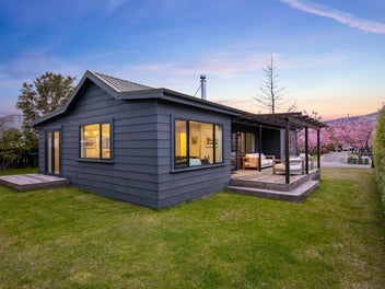 Tranquil Wanaka living in an established setting
