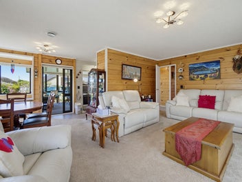 Warm & welcoming home in a great location!