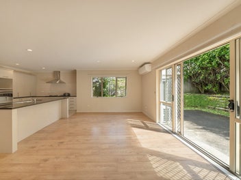 Spacious 5-Bed Family Home & Parks Nearby