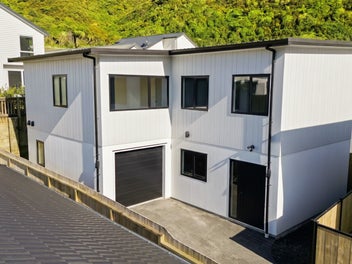 New Build Living & Garaging!