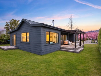 Tranquil Wanaka living in an established setting