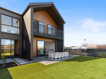 Luxury Living Above the Racecourse