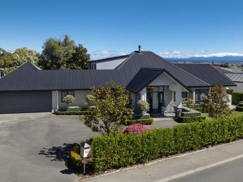 Luxury Family Scale: 6 Bedrooms, 4 Bathrooms