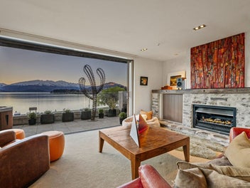 Lakefront Penthouse in the Heart of Wanaka