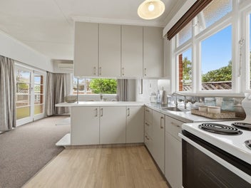 3 Bedrooms + Conservatory in Prime Location