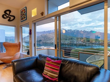 Art Deco Meets Oh-My-Goodness Views