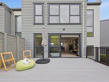 Sunny, Private & Stylish Corner Home