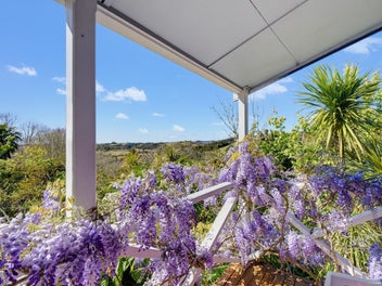 "Wisteria Cottage" with Views on 1.17 ha