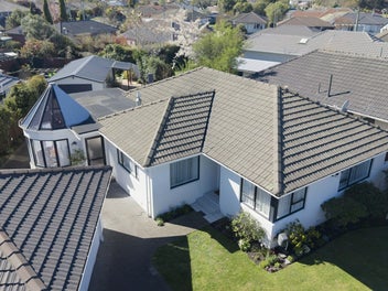 FAMILY HOME IN BURNSIDE HIGH SCHOOL ZONE