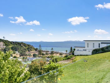Sleek, Stylish Living in Cable Bay!