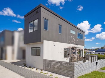 Stylish, Sunny Living in Central Howick