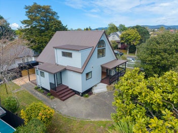 Beautifully Renovated Right Beside Park
