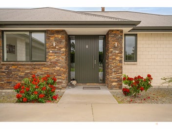Contemporary Living, Built for Sun, Views & Lifest