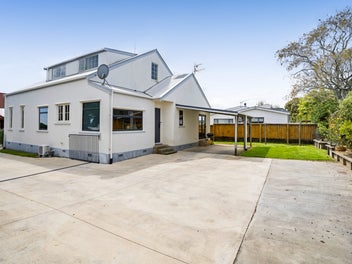 5 Bedroom Home Made For Family Living