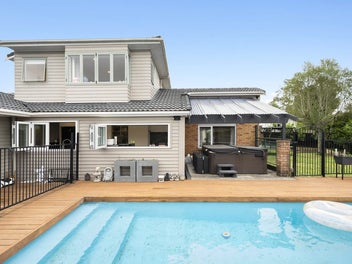 SPACIOUS FAMILY ENTERTAINER - RARE 1214M² SECTION