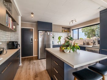 Queens Drive - Park Views & Relaxed Living!