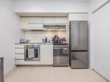 Chic city pad in Lighter Quay!