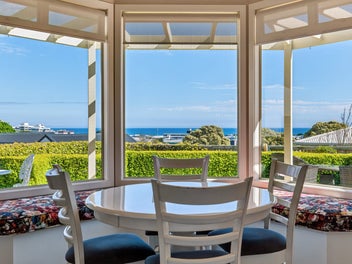 PRIME POSITION, SEA AND CITY VIEWS