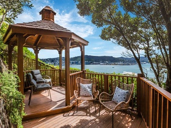 Oriental Bay, A Haven of Sunlight and Sea Views.